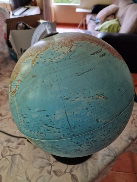 Vendo candeeiro em forma de globo terrestre