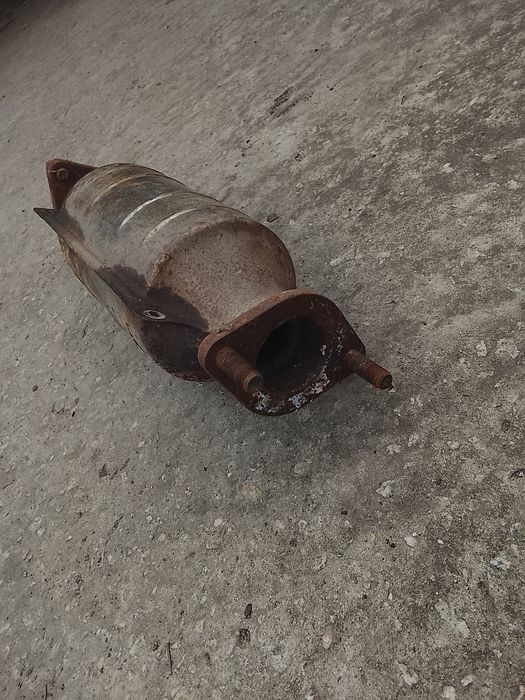 Продам катализатор на автомобиль.