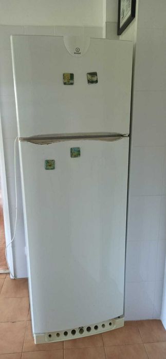 Frigorífico combinado Indesit a funcionar na perfeição – 80€
