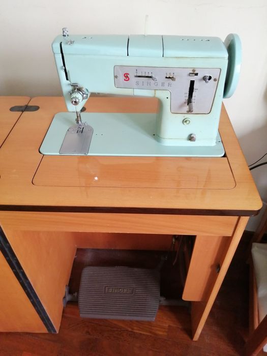 Máquina de costurar de pedal de marca SINGER, com móvel. IMPECÁVEL.