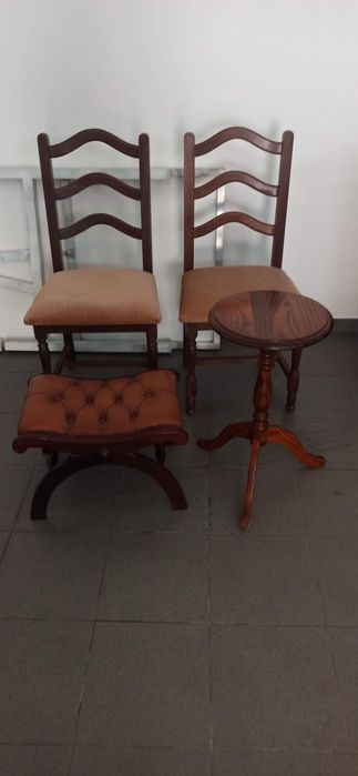 Conjunto de 4 peças de mobiliário, 4 cadeiras, 1 banco e 1 mesa de apo