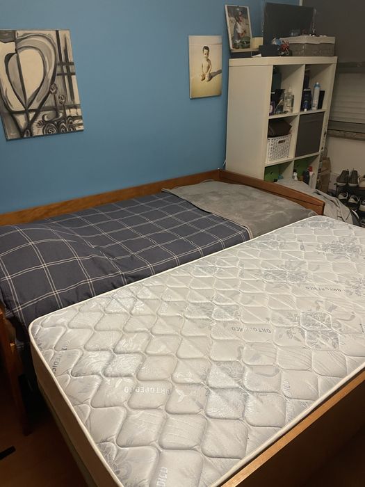 Cama de solteiro com segundo colchão em gavetão com sistema elevatório em bom estado