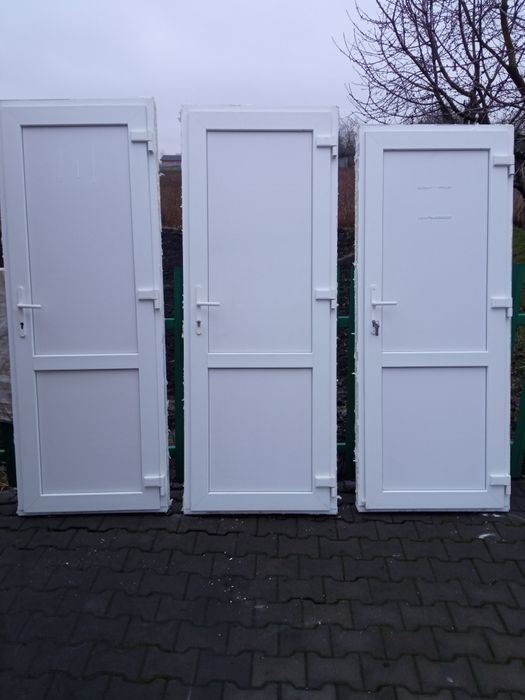 Продам пластикові двері