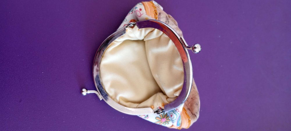 Porta moedas colorido em tecido e cortiça.