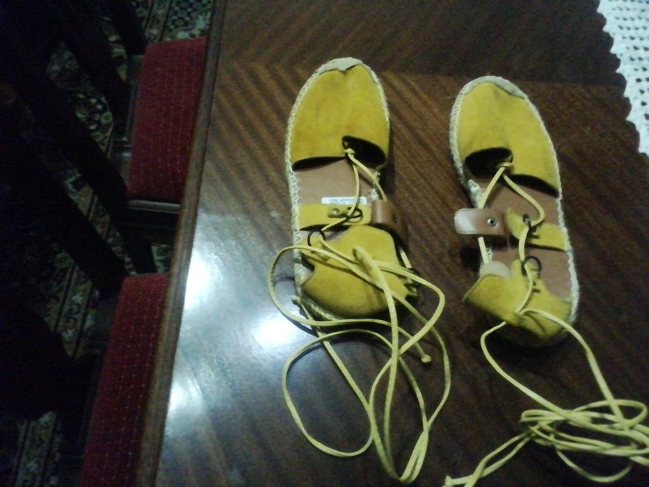 Sandália super confortável cor mostarda