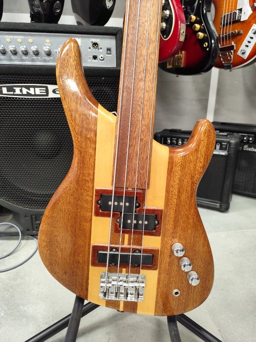 Gitara basowa bezprogowa NoName