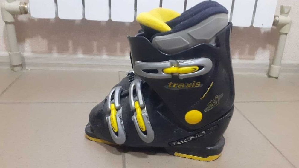 лыжные ботинки и палки