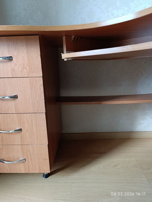 Компьютерный стол,угловой. Идеальное состояние