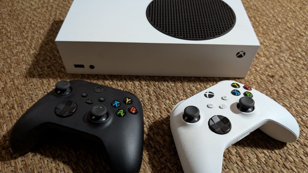 Xbox Series S Impecável + 2 Comandosos Originais (Como Nova)