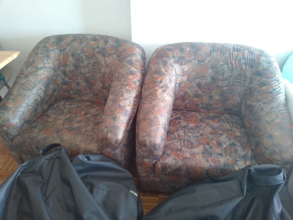 Vendo 2 poltronas e 2 pufes