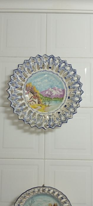 Pratos decorativos em cerâmica pintados à mão – estilo rústico