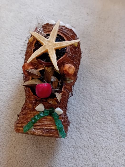 Ozdobny kufel oklejony brązowy