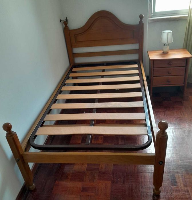 Cama solteiro com mesa de cabeceira