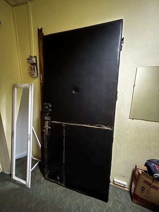 Отдам бесплатно крепкую входную металлическую дверь! Самовывоз.