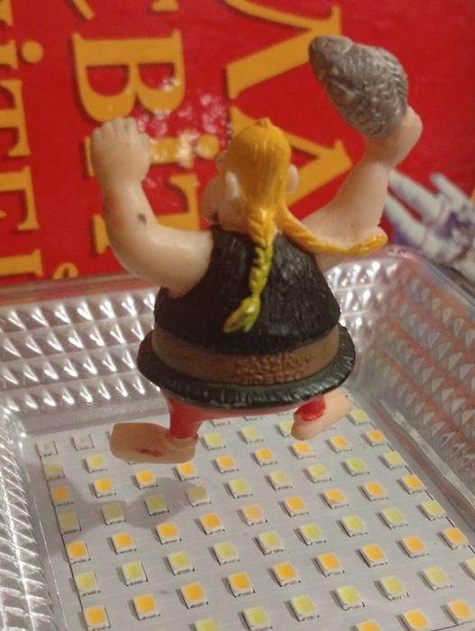 Кіндер фігурки Астерікса та Обелікса, випущені за ліцензією  2013