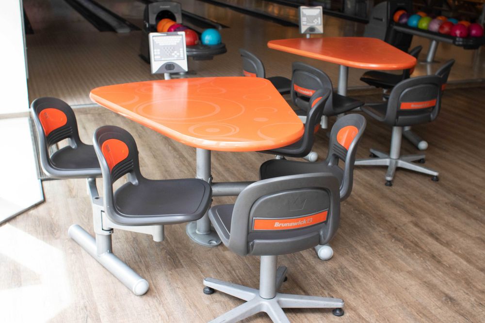 Продам стол и 4 кресла для боулинга Брансвик/Brunswick