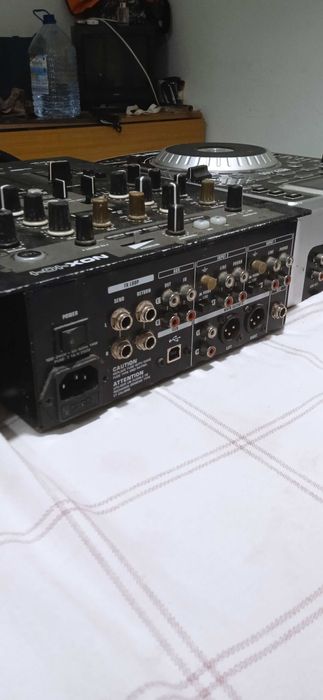 2 decks e 1 mesa de mistura