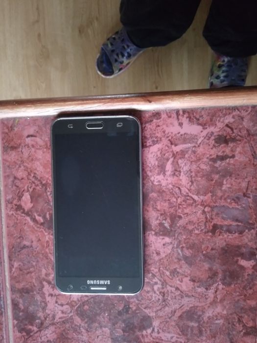 Продаю телефон самсунг  galaxy J7 на запчастини