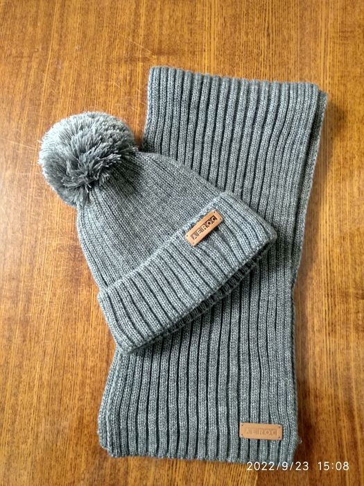 Вязаная шапка с шарфом