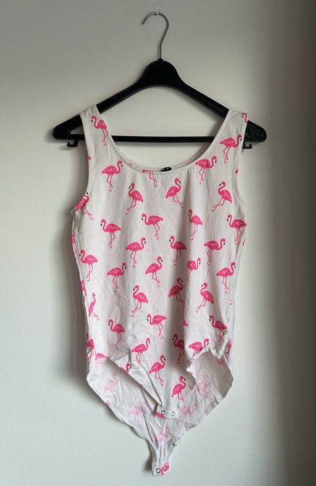 Białe body w flamingi Sinsay