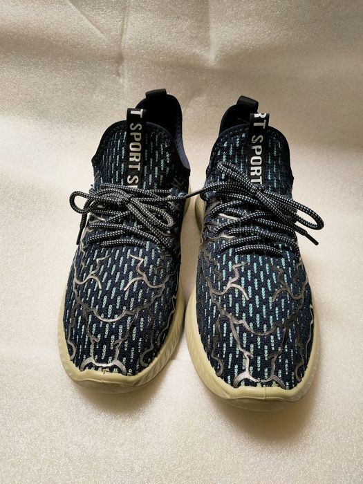 Продам чоловічі легкі зручні кросівки  в дуже гарному стані 44р.