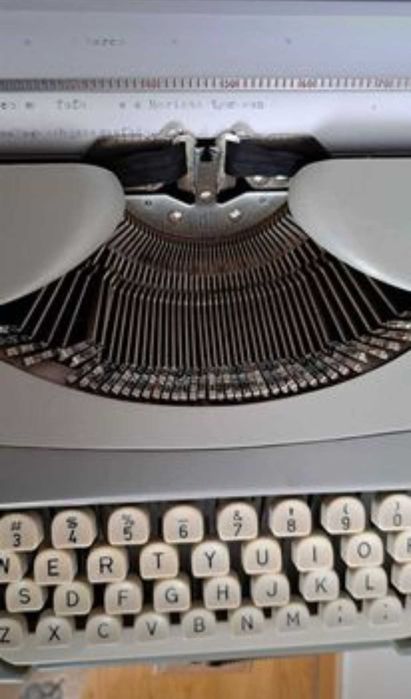 Máquina de escrever marca Royal
