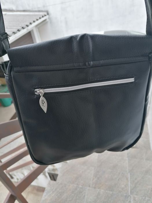 Mala preta a tira colo Nova