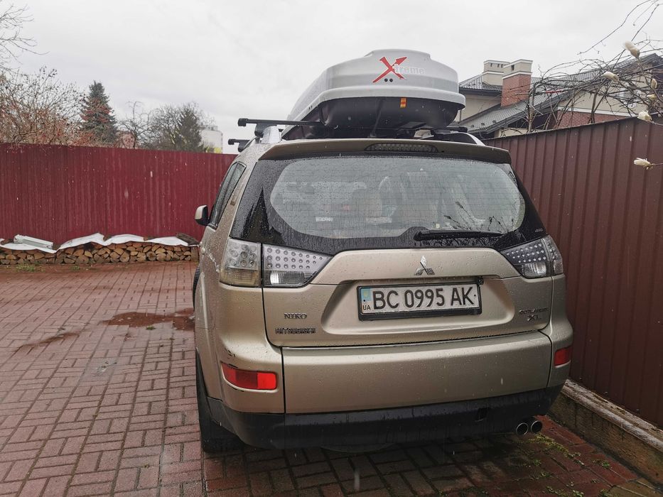легковий автомобіль Mitsubishi Outlander XL