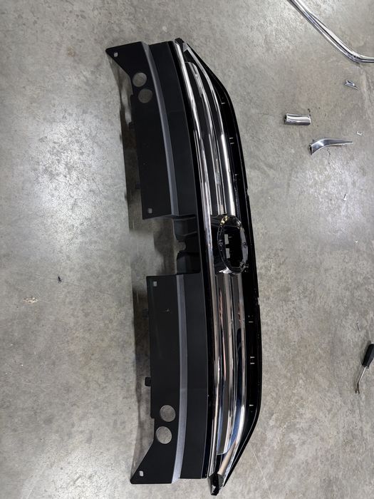 Vw tiguan 21-24 решітка радіатора без нижнього хрома