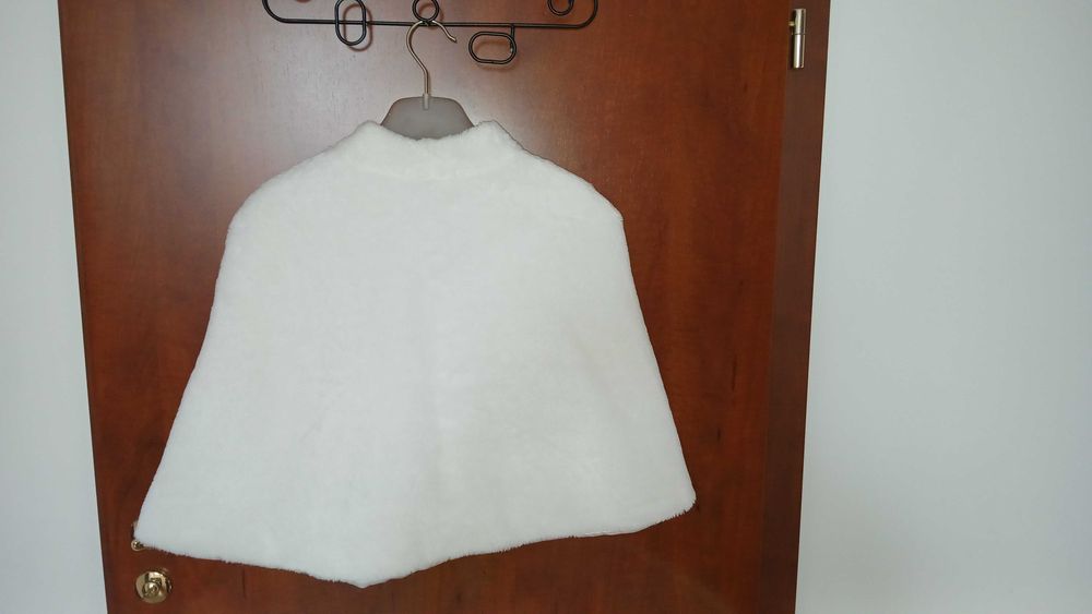 Białe ciepłe bolerko komunijne dla dziewczynki.