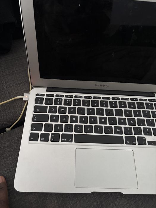 Macbook air 2018 com ecrã avariado- funciona ( inclui carregador)