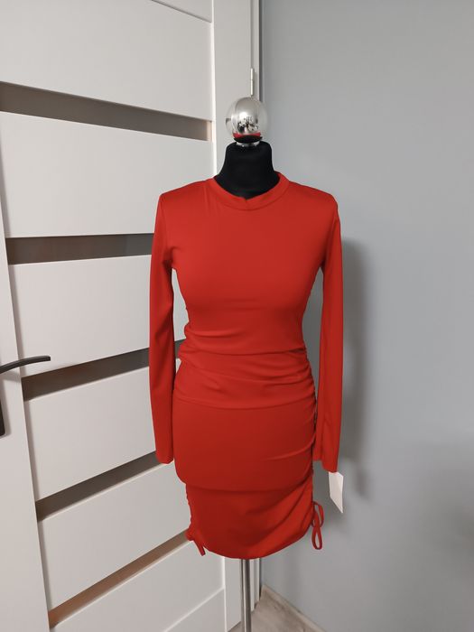 Sukienka czerwona marszczona uni