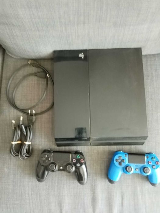 Playstation 4 1TB com 2 comandos