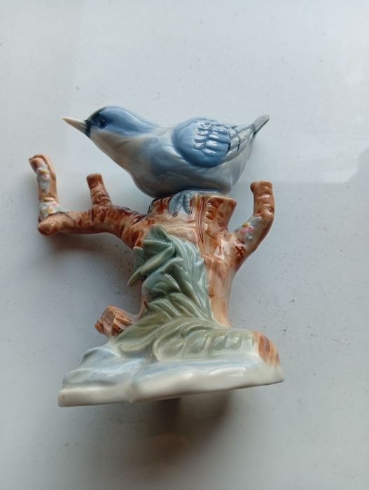 Figurka porcelanowa niebieskiego ptaka.