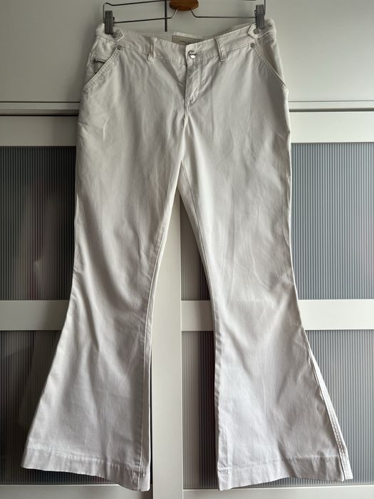 Białe spodnie dzwony biodrówki