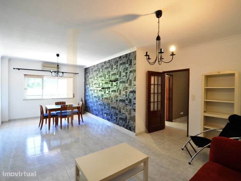 Apartamento T2 com parqueamento na Charneca da Caparica