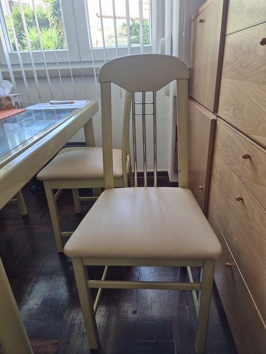 Mesa e cadeiras