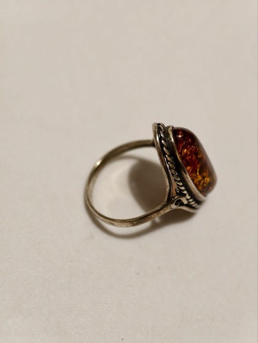 Срібне кільце с янтарем