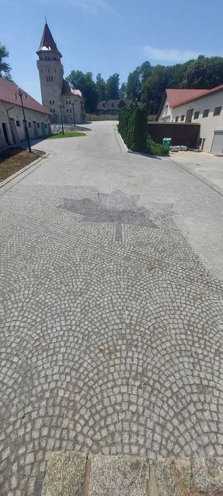 Brukarz, układanie kostki granitowej