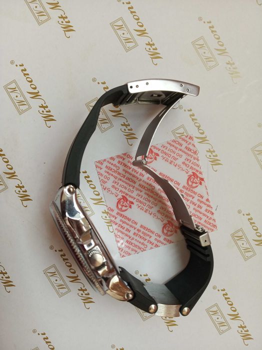 Чорний чоловічий годинник