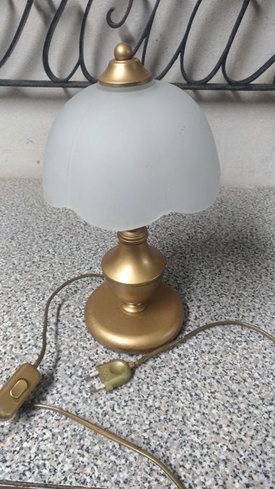 Candeeiro Dourado e Abajur em vidro Branco translúcido