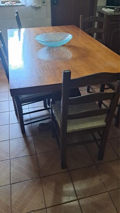 Mesa de madeira de refeicao com 6 cadeiras