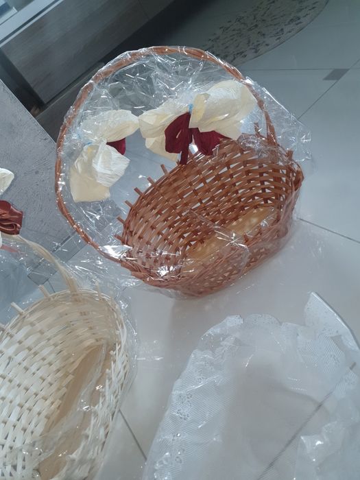 Kosz wiklinowy prezentowy z ozdobami