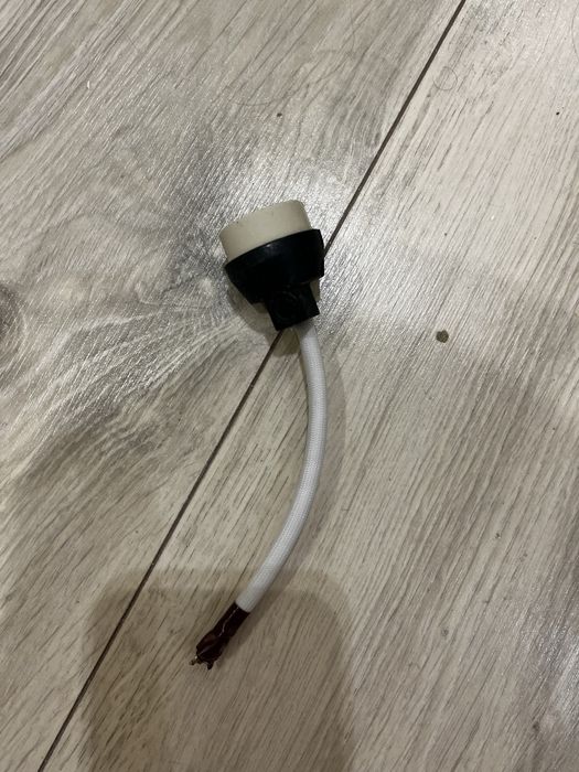 Aro para focos de embutir no teto falso (GU10, IP23) com casquilho.