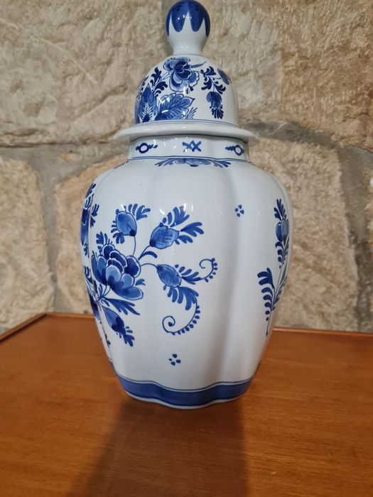 Waza z porcelany sygnowany Delft