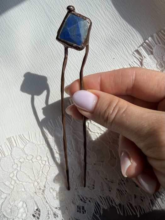 Ręcznie robiona szpilka do włosów z lazurytem – unikat z Lwowa
