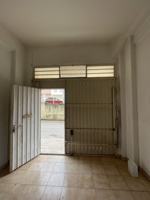 Garagem saida direta para a rua na Anta de Agualva