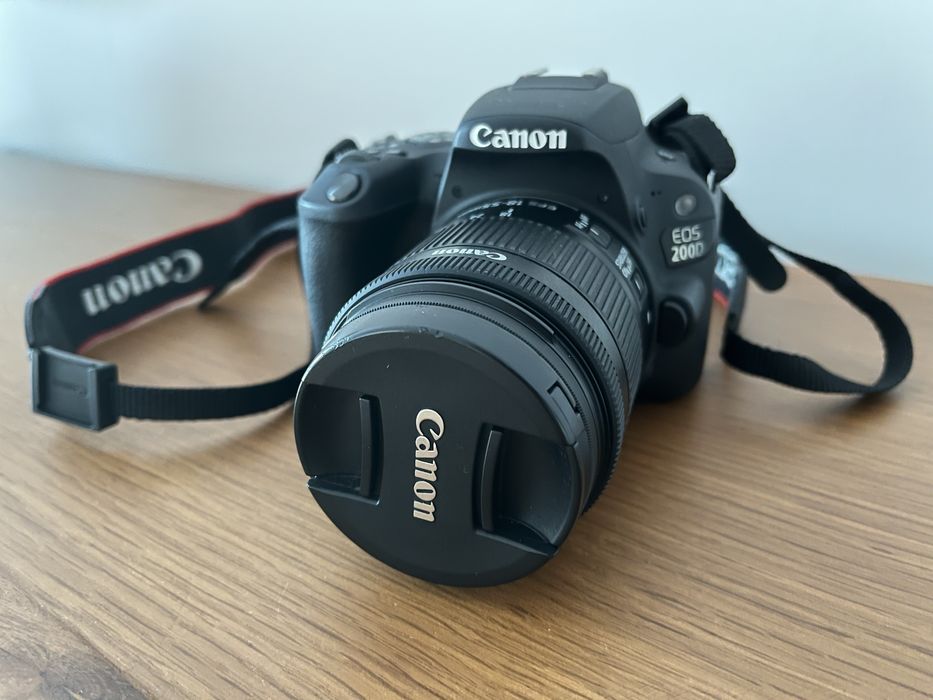Máquina Fotográfica Canon EPS 200D + Objectiva + Acessolórios