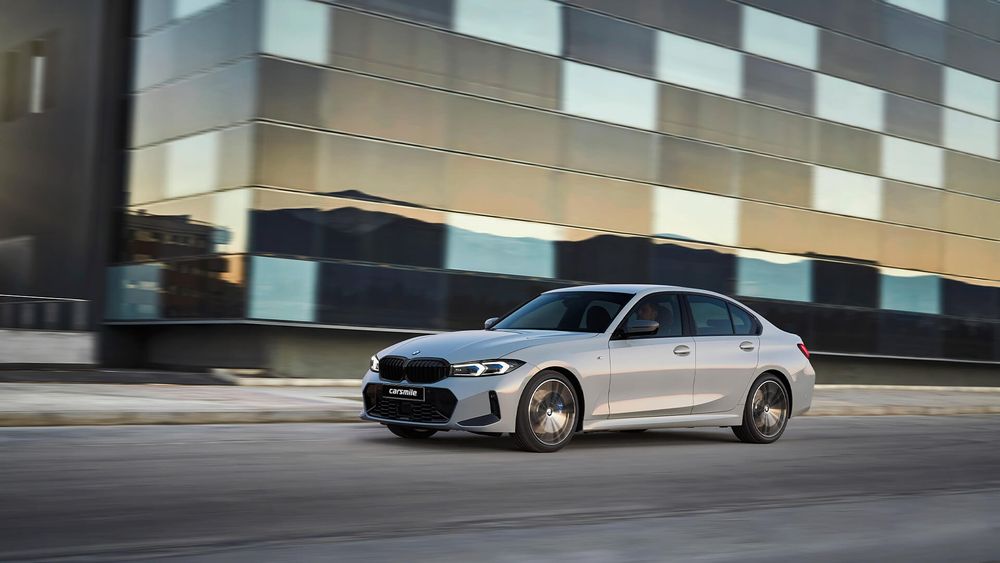 Szare BMW Seria 3 Sedan podczas jazdy 