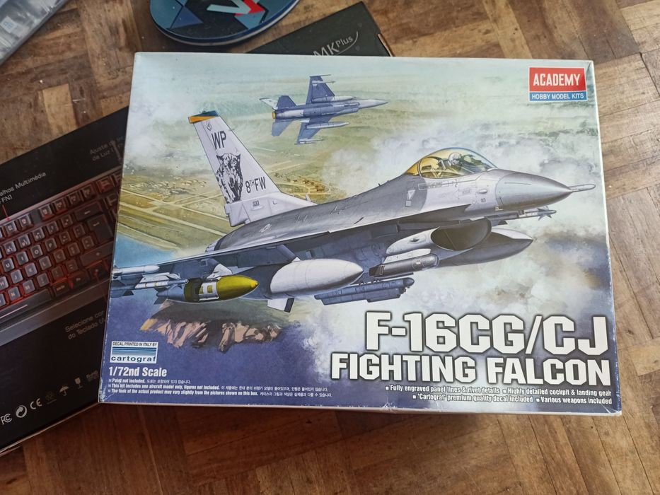 Academy F16 cg/cj Fighting Falcon